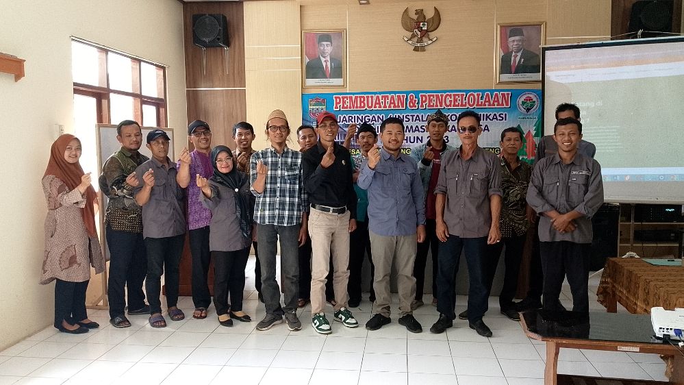 Desa Darmacaang Cikoneng Ciamis Gelar Pelatihan Pembuatan Website untuk Meningkatkan Keterampilan Digital Masyarakat